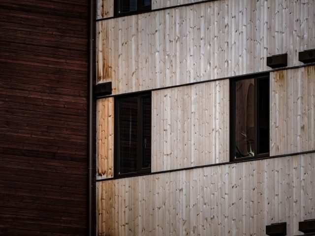Bardage bois ou façade enduit : guide comparatif