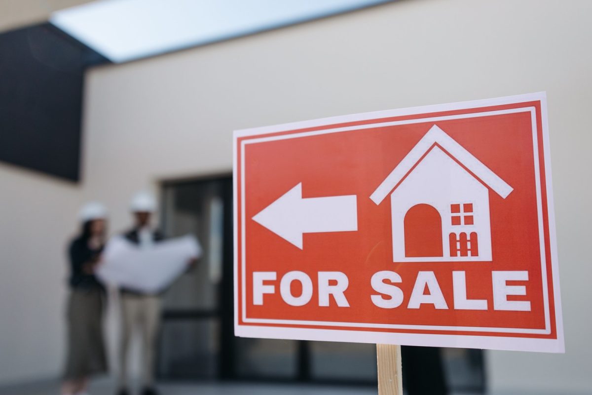 Panneau « à vendre » devant un bien immobilier