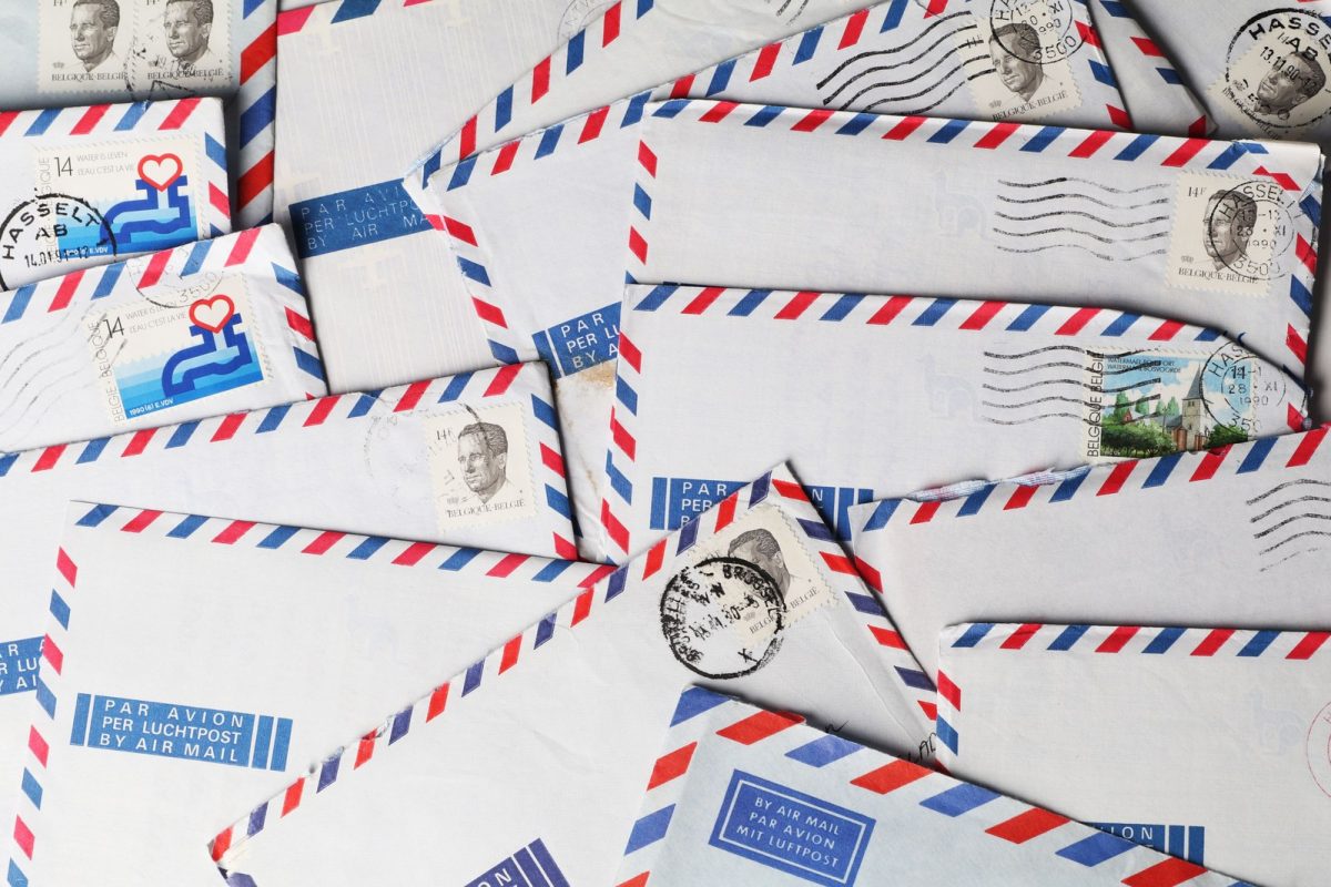 Enveloppes de courrier empilées