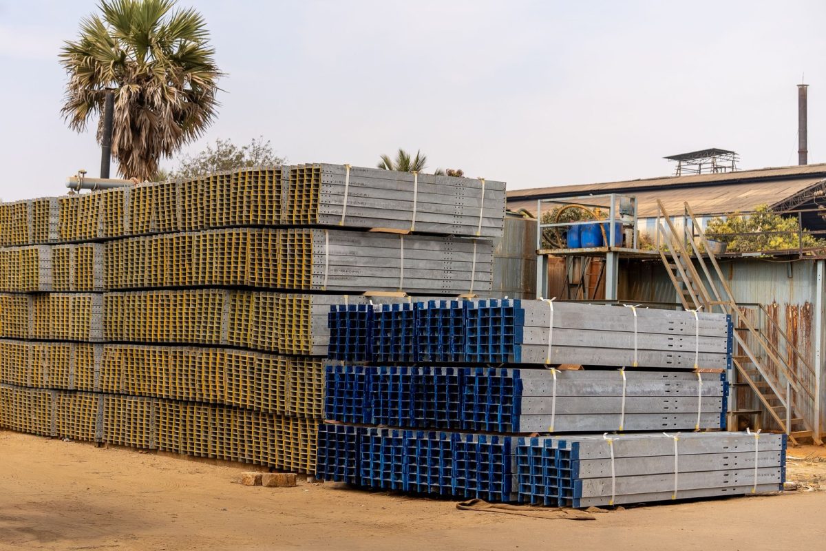 Matériaux de construction stockés en palettes