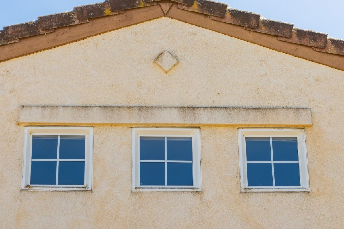 Façade avec plusieurs fenêtres en PVC blanc