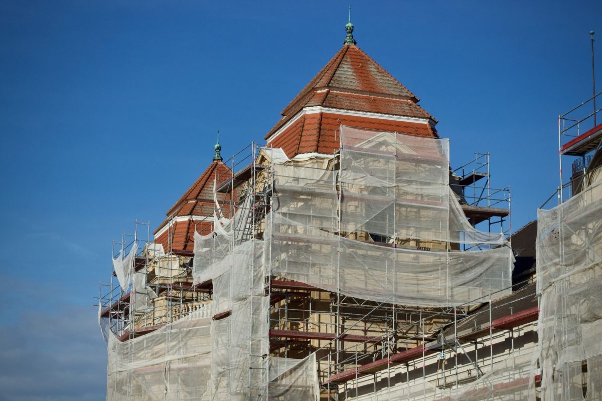 Bâtiment ancien en travaux de ravalement sous échafaudage