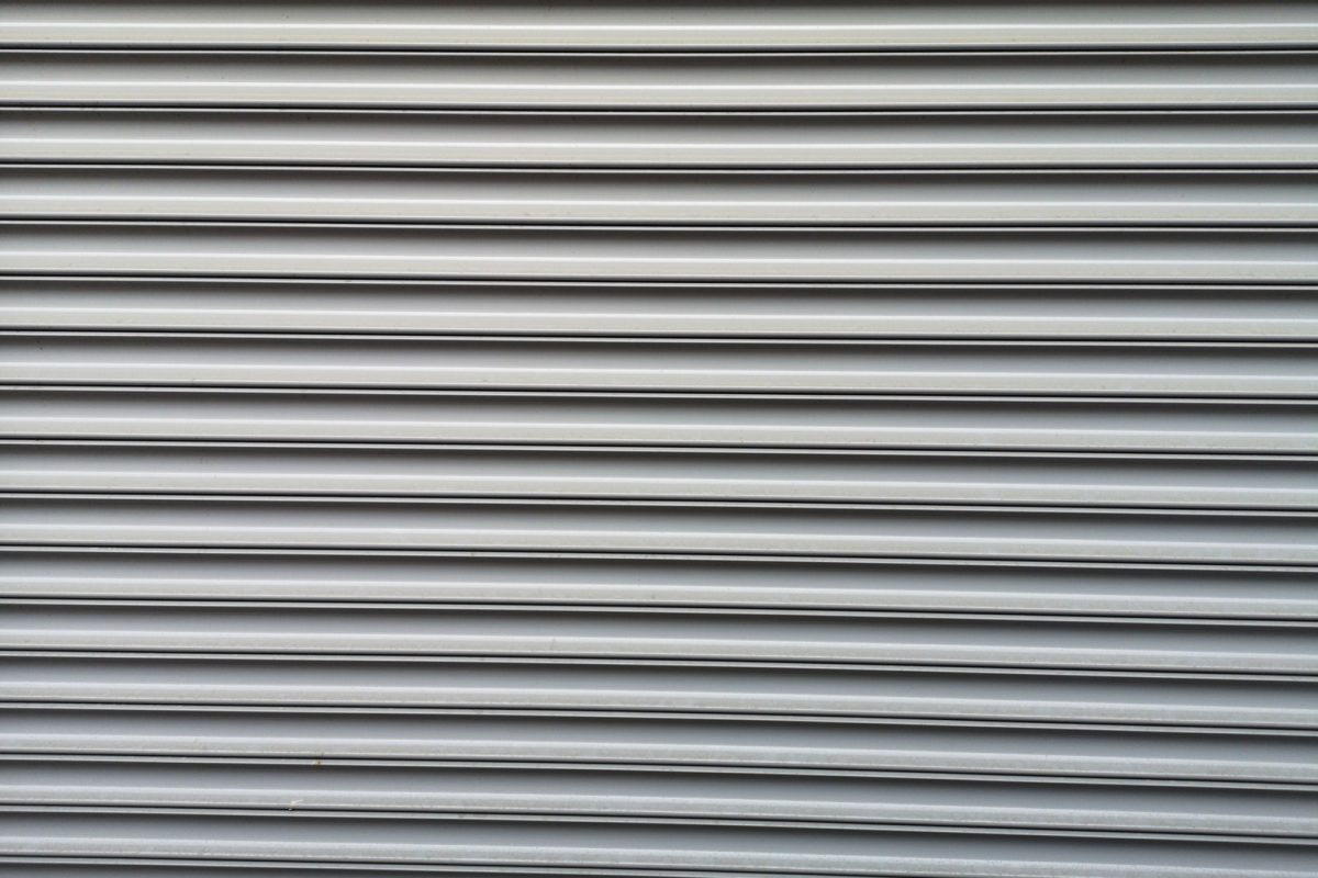 Volet roulant fermé sur une façade