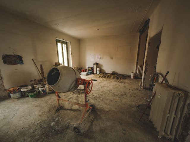 Chantier de rénovation : ordre des travaux, autorisations, artisan