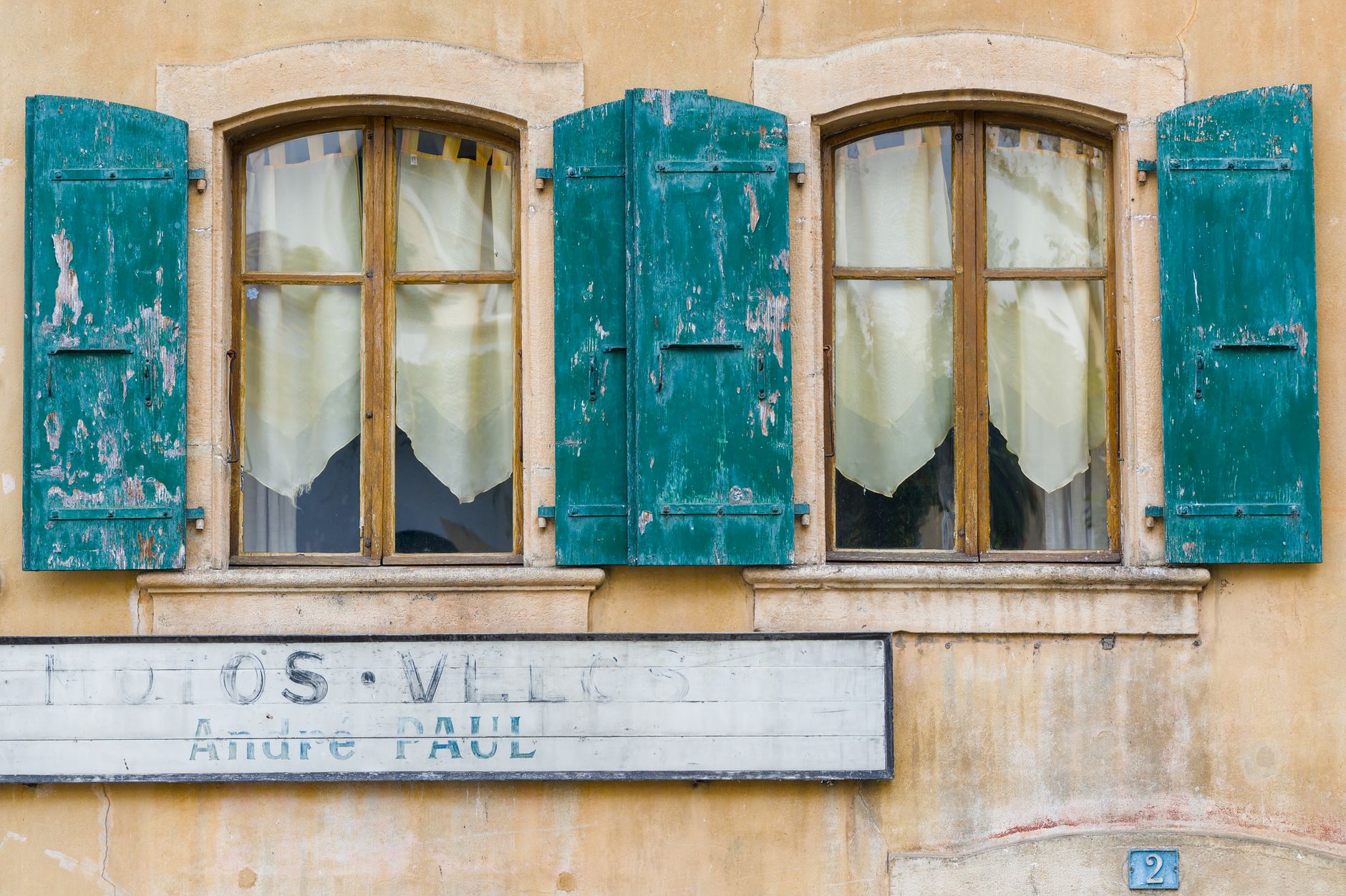 Quels signes indiquent une rénovation urgente de votre toiture ? Voici les principaux