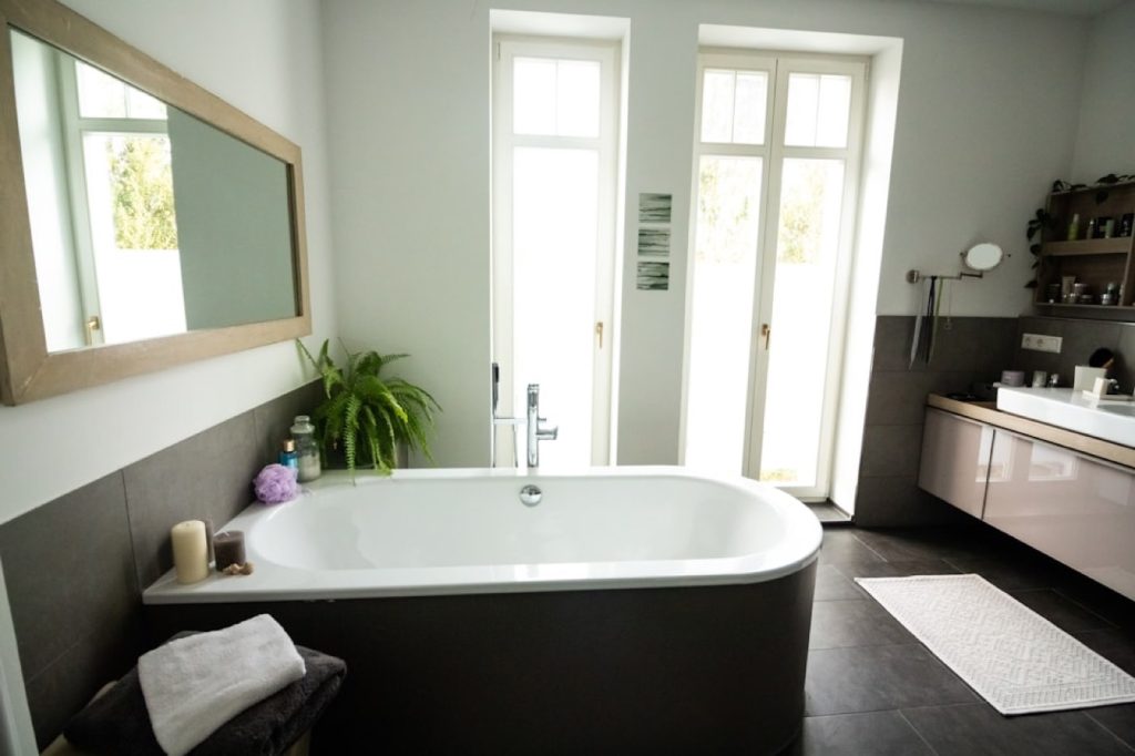 Rénover une petite salle de bain avec un budget limité