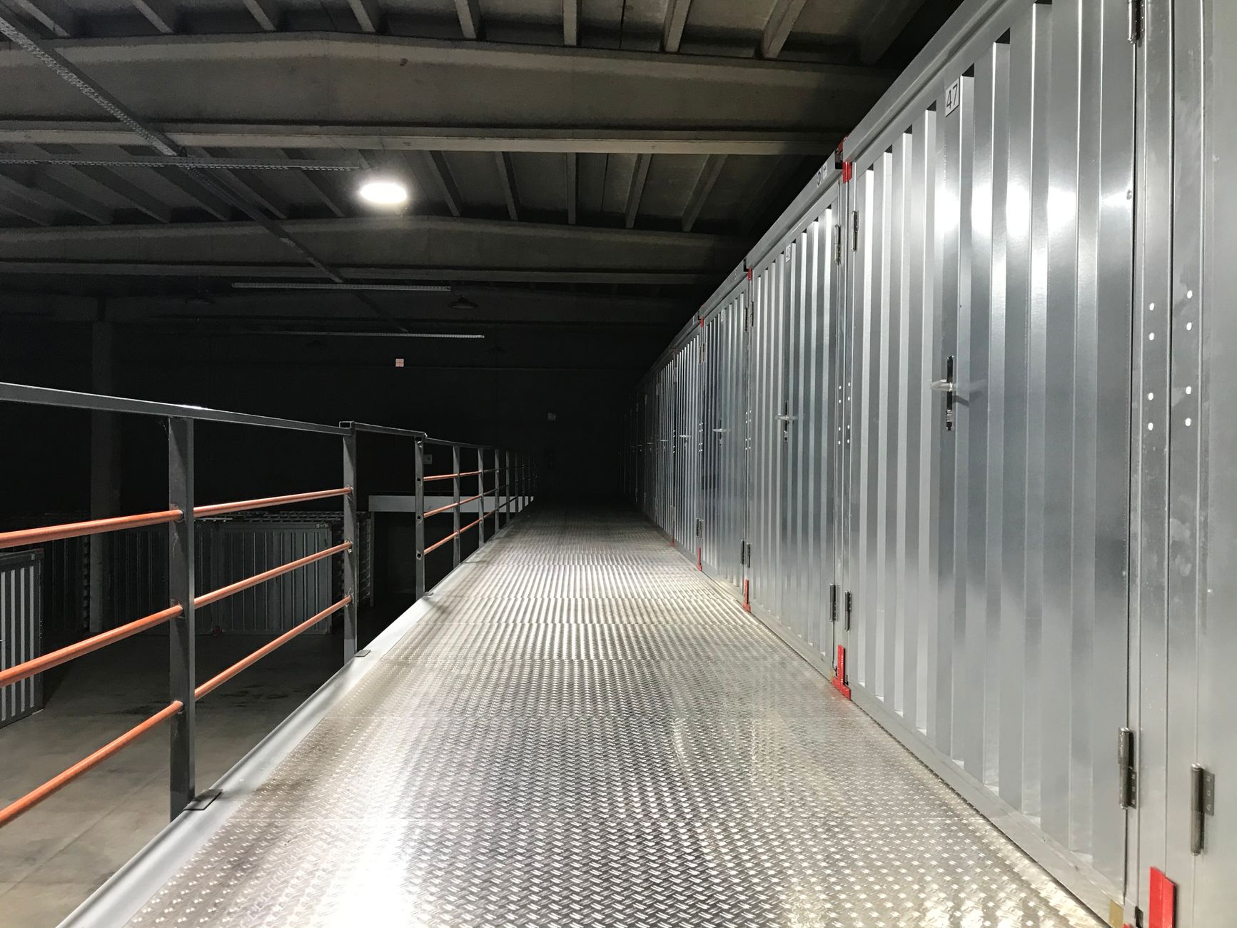 couloir d’un centre de self-stockage avec des box fermés les uns à côté des autres