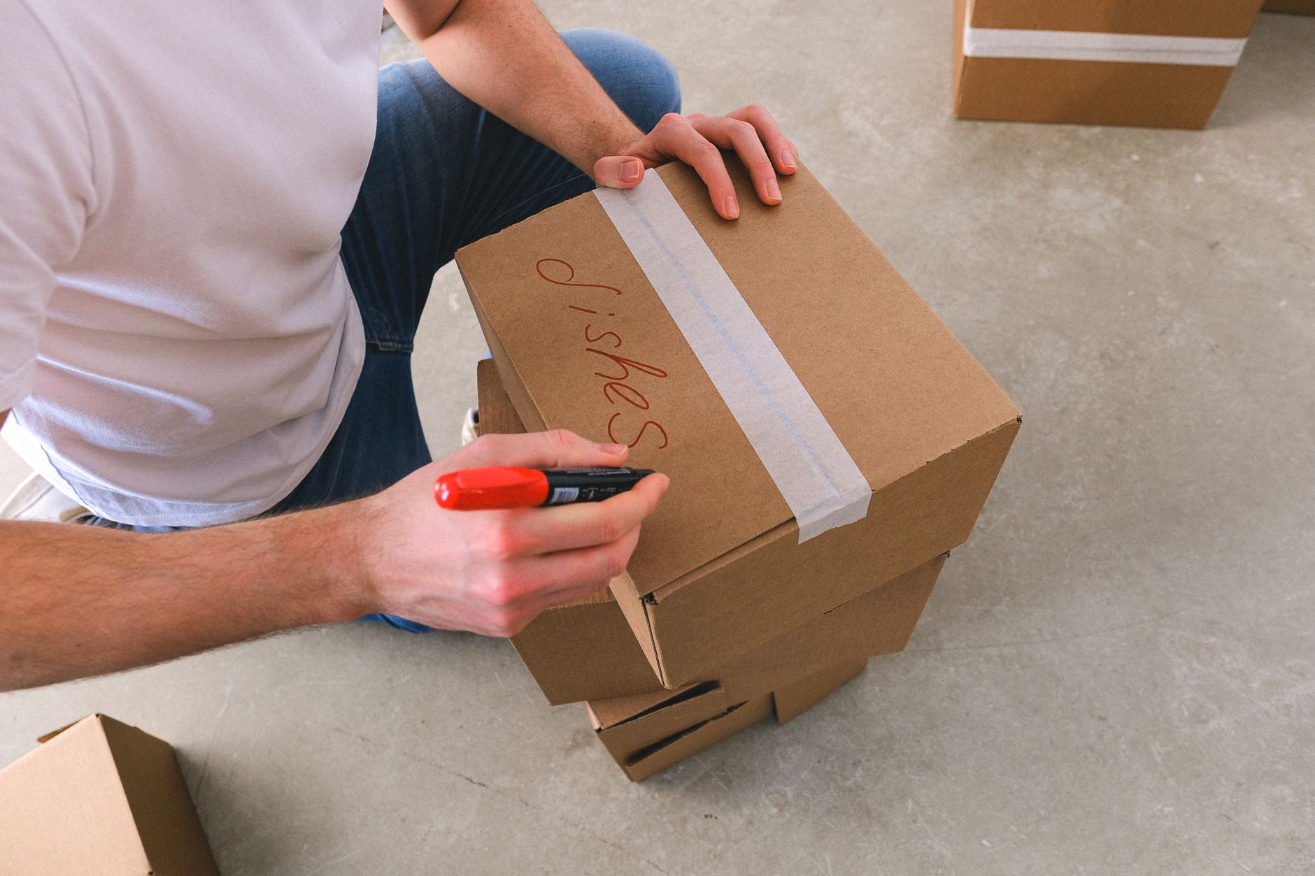 cartons de déménagement étiquetés empilés avant leur mise en stockage