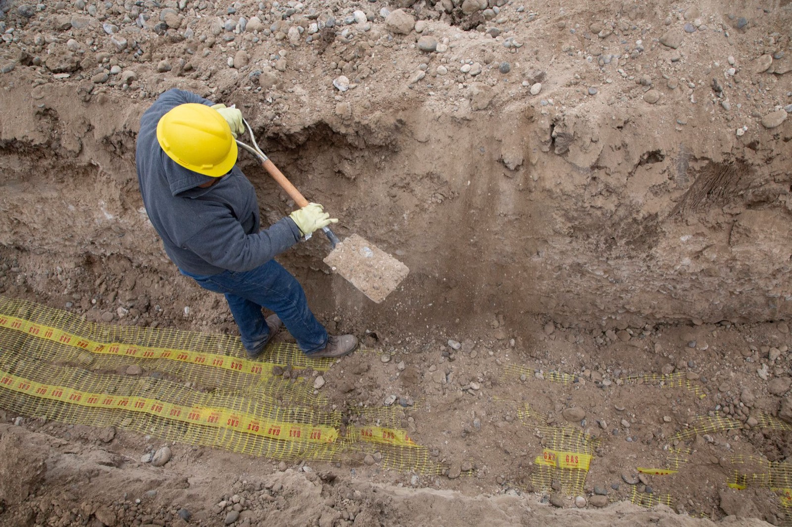 tranchée de drainage avec gravier et tuyau dans un jardin