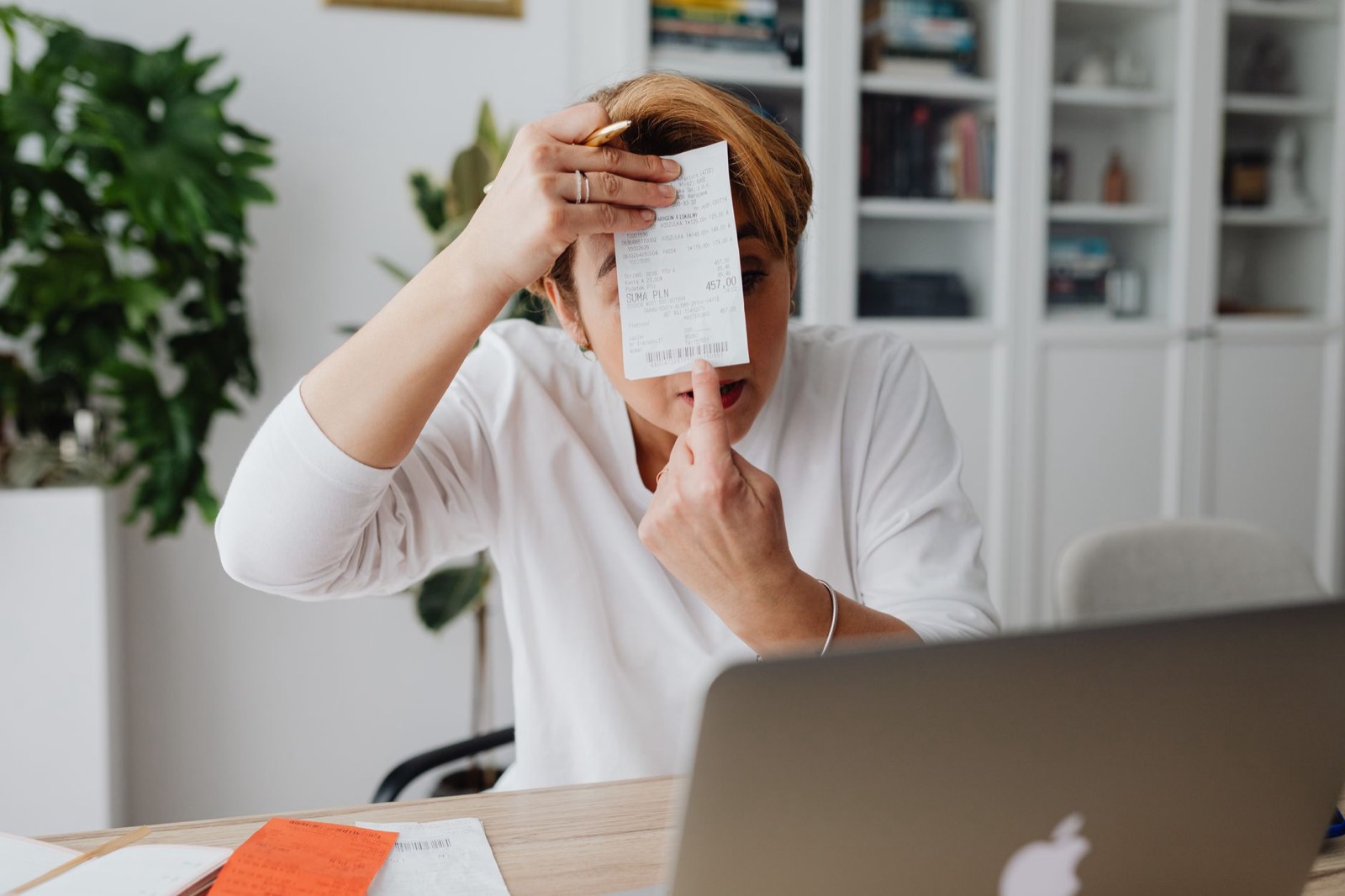 Bailleur consultant ses quittances de loyer sur un ordinateur portable