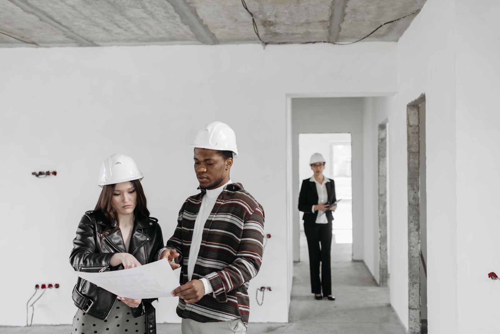 Ouvrier sur un chantier de construction vérifiant des documents