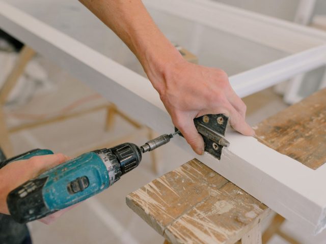 Changer une porte intérieure avec bâti : ce qu&rsquo;il faut savoir avant de