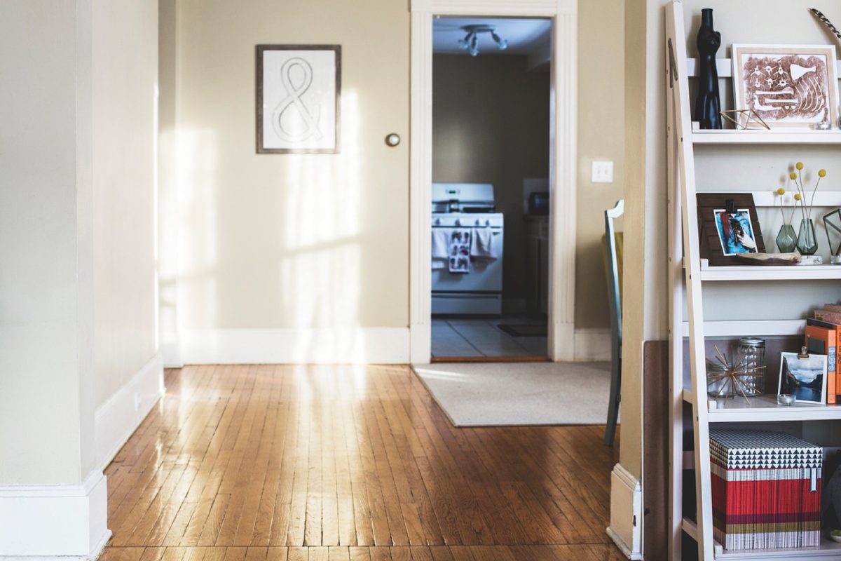 Changer une porte intérieure sans changer le cadre : la bonne méthode