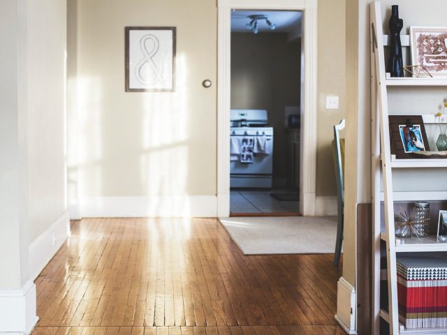 Changer une porte intérieure sans changer le cadre : la bonne méthode
