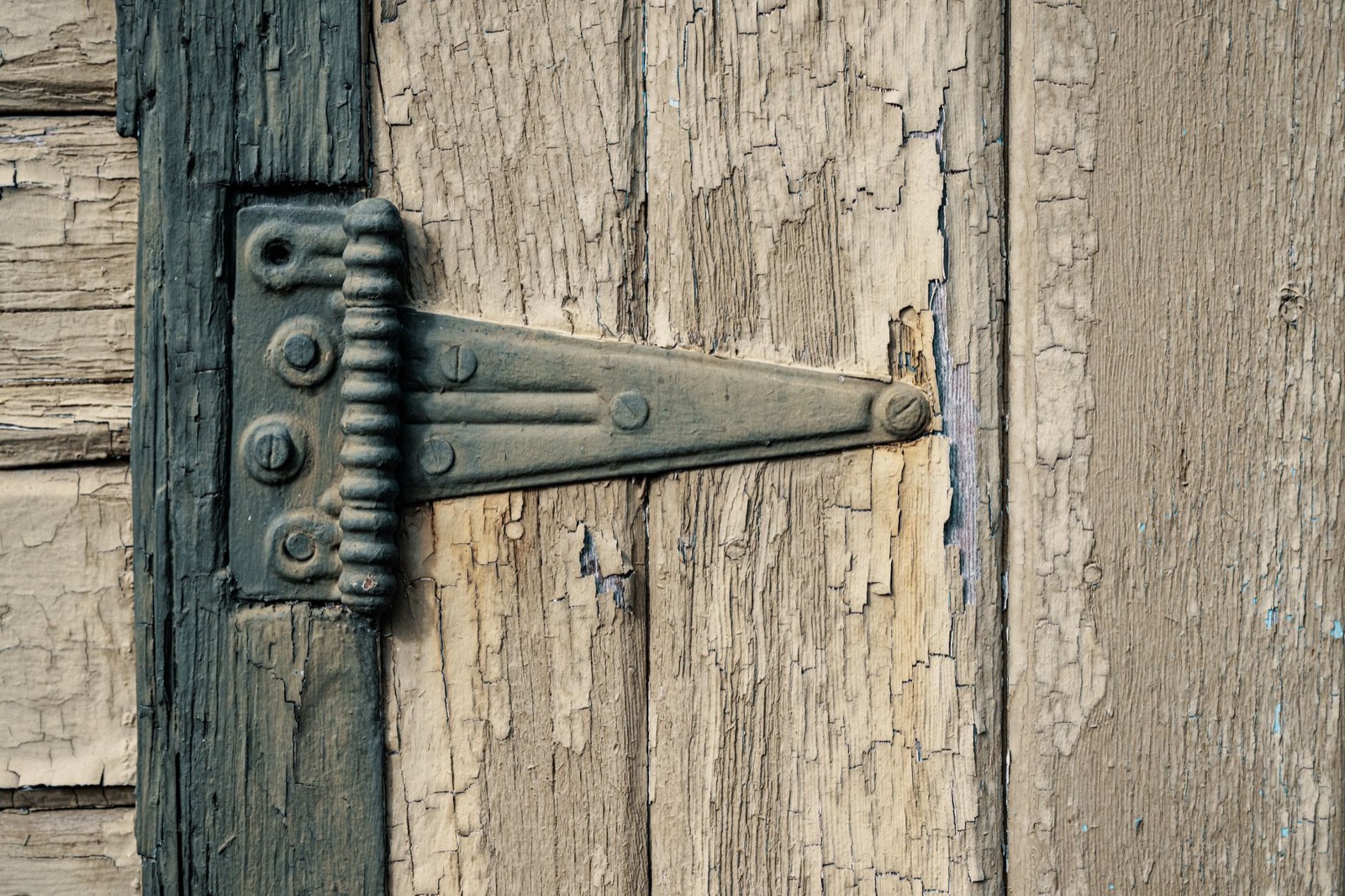 Réglage des charnières d'une porte intérieure sur son bâti avant pose définitive
