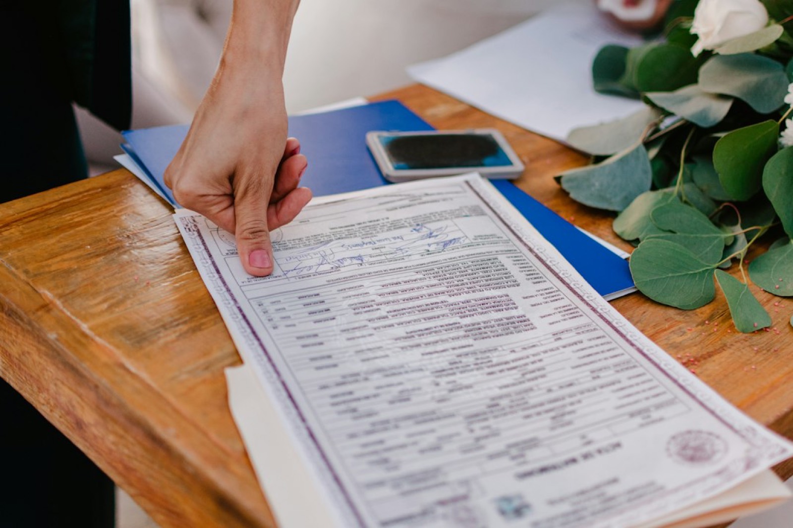 Documents de registres publics consultés sur un bureau pour retrouver une adresse