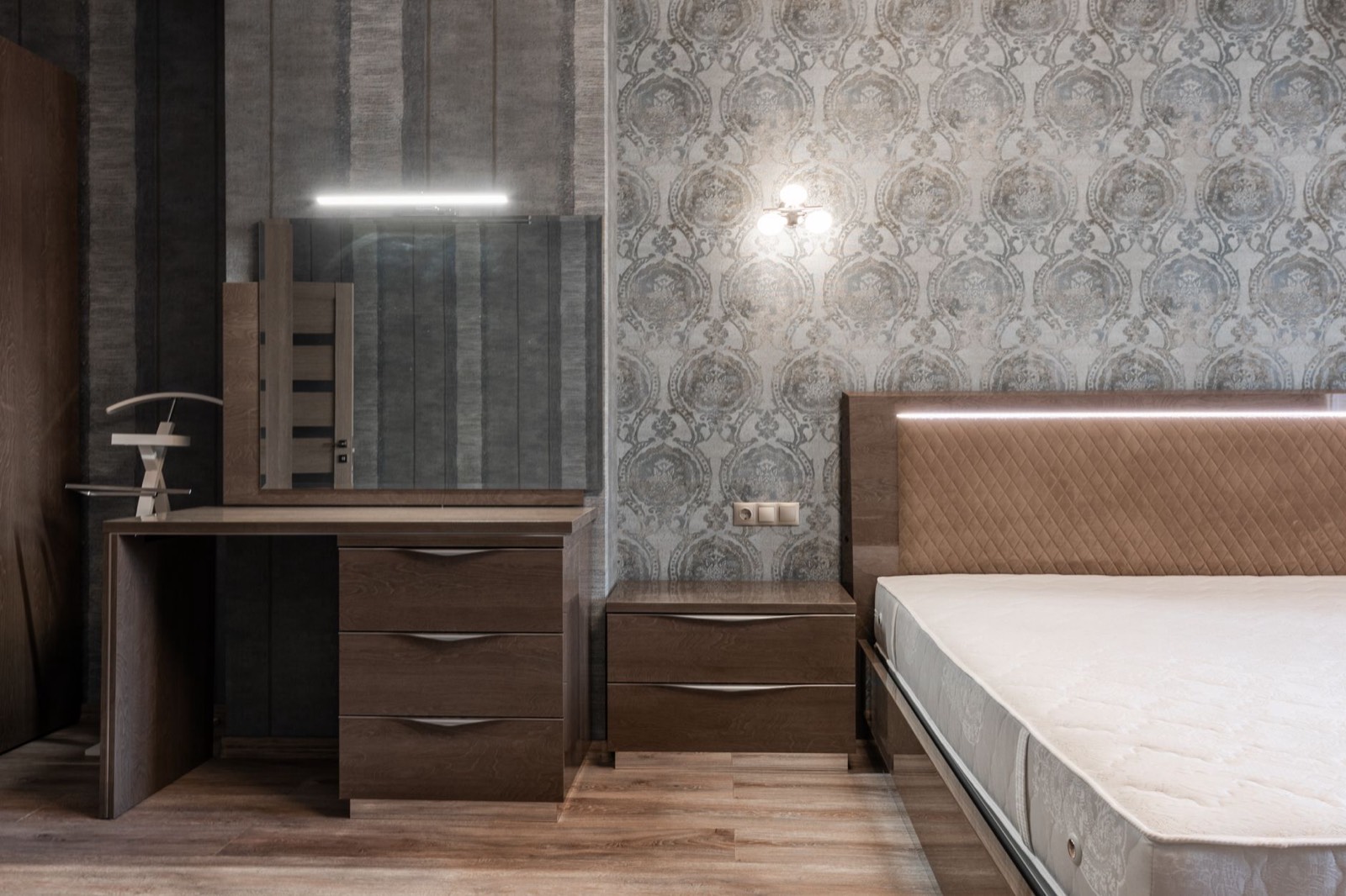 Applique murale fixée au-dessus d'un lit dans une chambre meublée