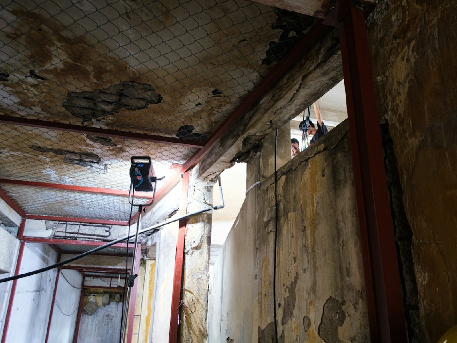 Tache d'humidité au plafond d'un logement loué, signe d'une fuite de plomberie à l'étage