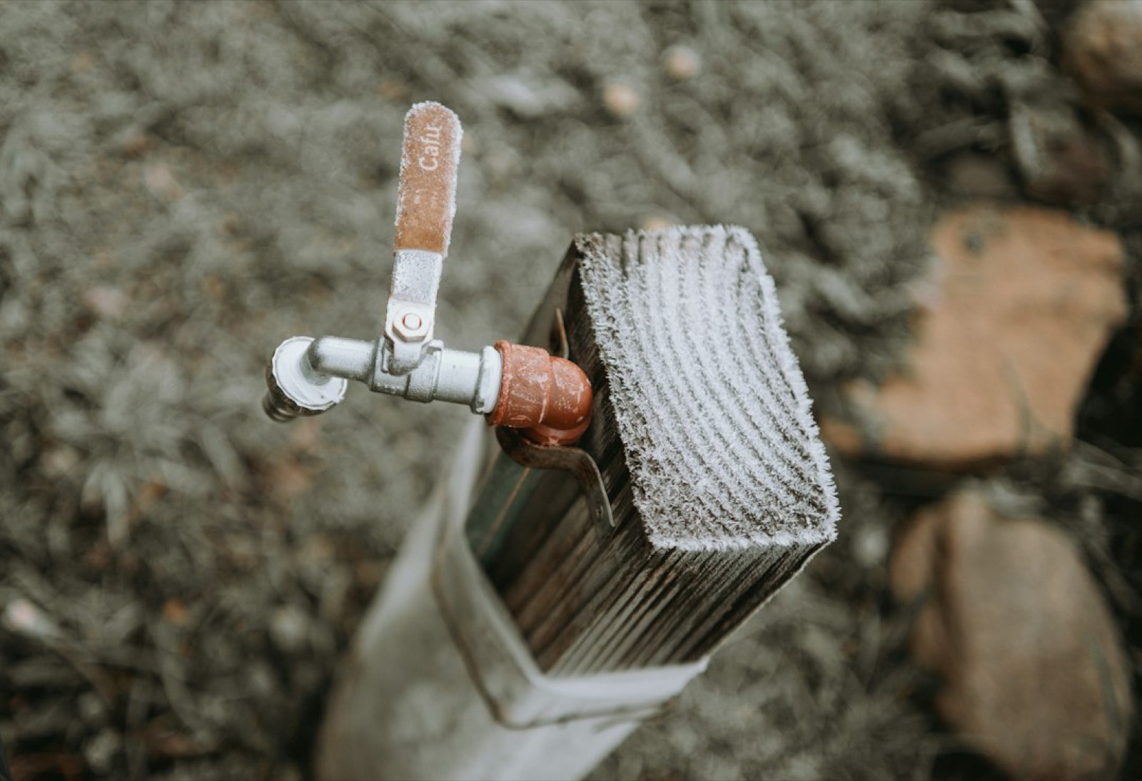 Chauffe-eau électrique fixé au mur avec son groupe de sécurité et ses raccords
