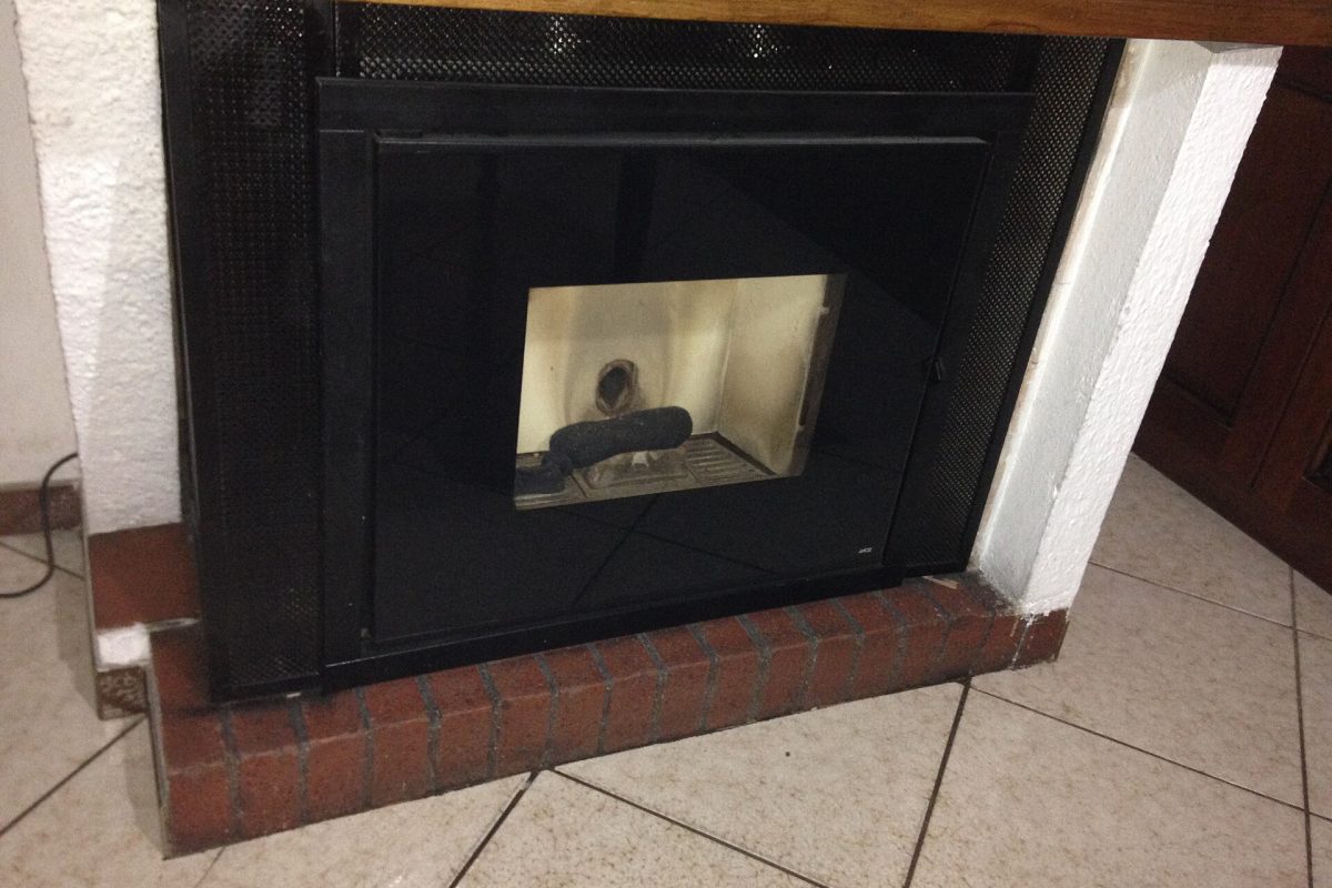 Poêle à granulés dans une maison louée : ce que le bailleur règle avant la pose