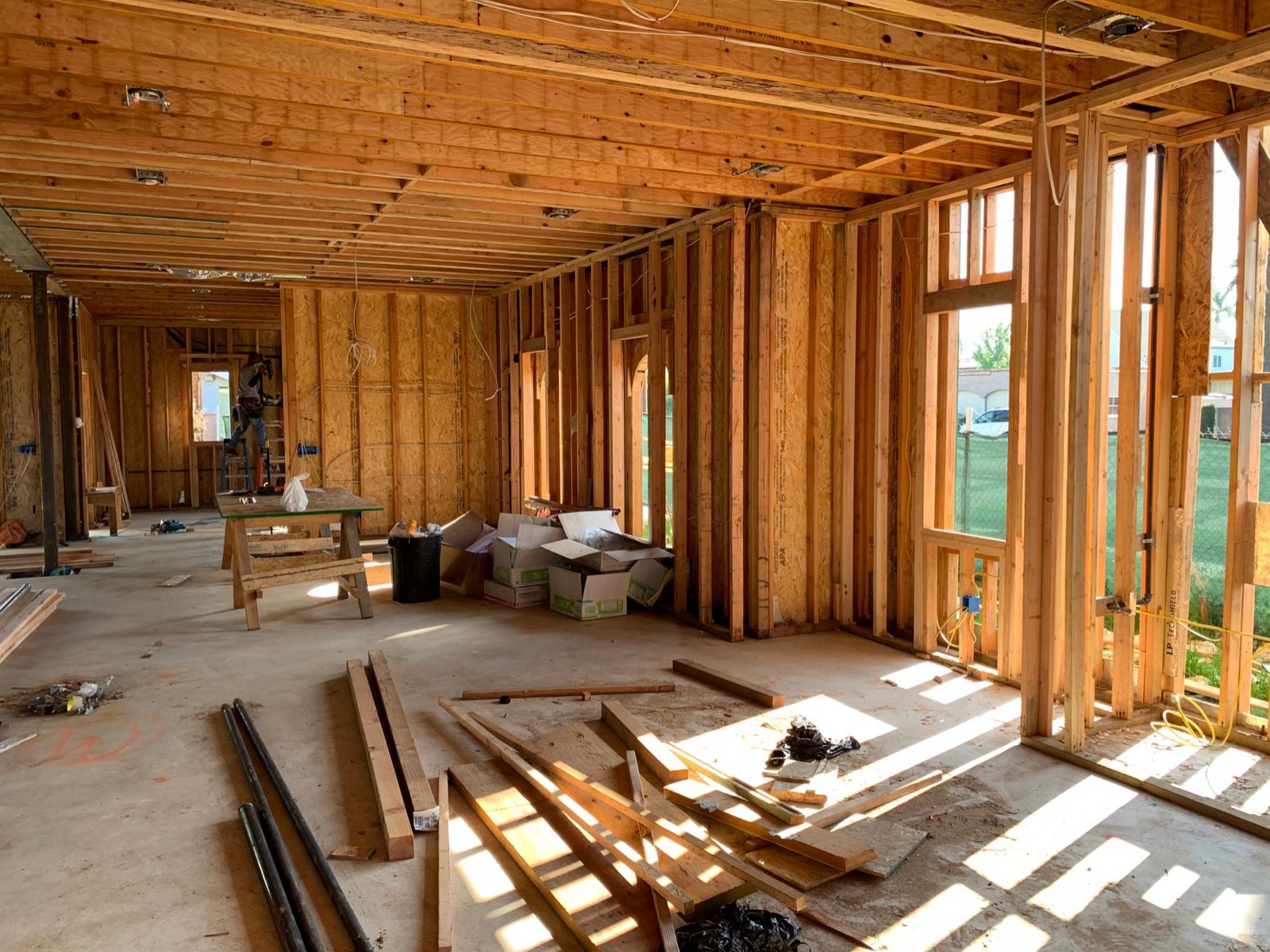 Ossature bois d'une maison en construction avant la pose de l'isolant