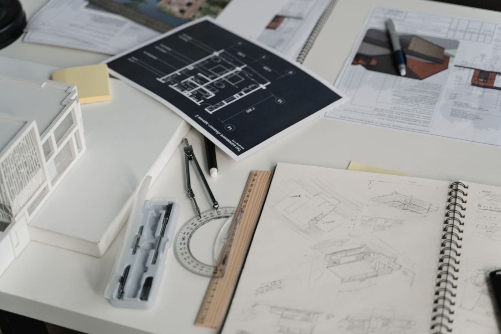 Devis de travaux de rénovation posé sur une table avec documents administratifs