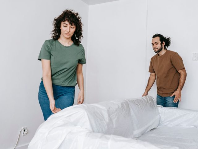 Rénover en habitant sur place : ce qui est tenable ou pas