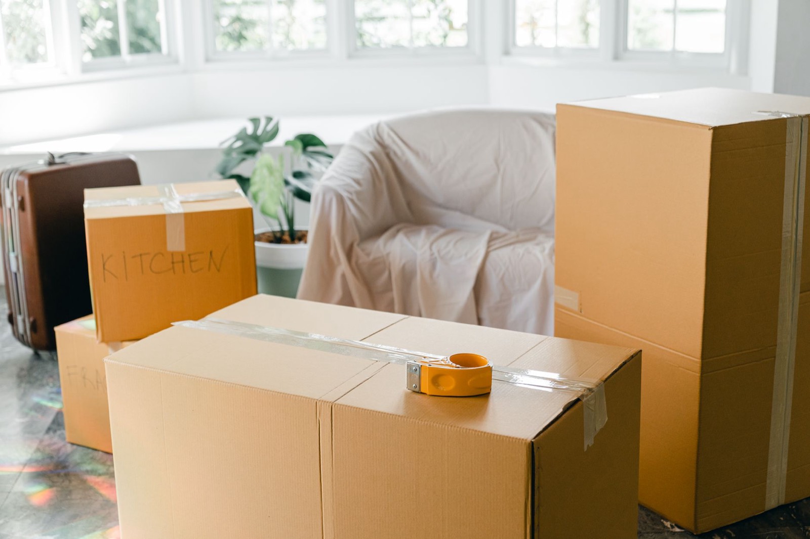 Cartons et meubles rangés dans un box de stockage pendant des travaux
